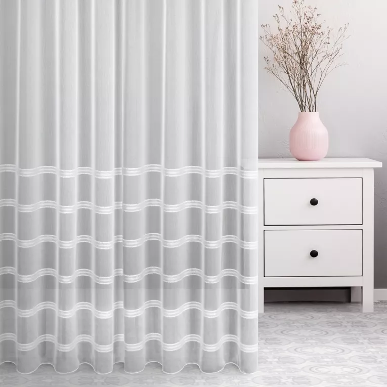 Firana szyta na taśmie fala biało srebrna z delikatnej tkaniny zdobionej pasami lurex, wykończona obciążnikiem