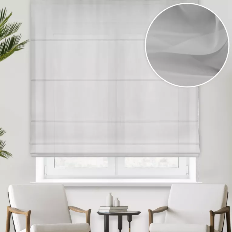 Roleta rzymska jasnoszara z matowego jedwabiście miękkiego woalu, wykończona obciążnikiem