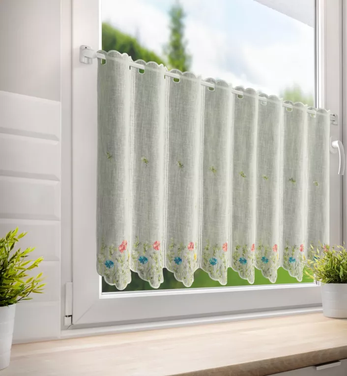 Tkanina firanowa zazdrostka z etaminy z haftowanym wzorem letnich kwiatów Eurofirany