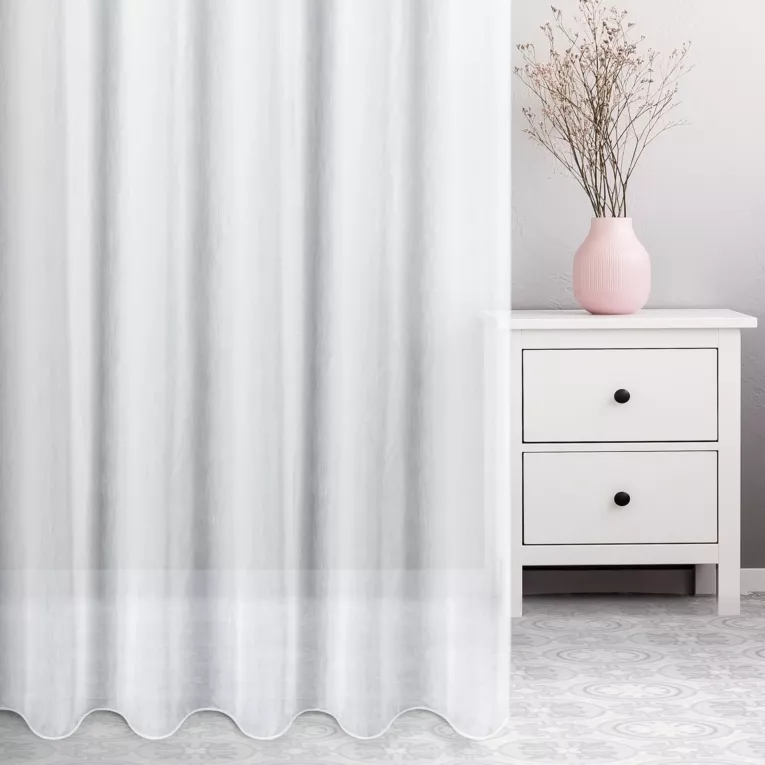 Firana szyta na flexach biała z delikatnej tkaniny typu batyst wykończonej obciążnikiem