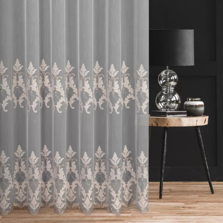 Firana szyta na przelotkach biało złocista z matowej tkaniny ADEN ozdobionej szenilowym haftem ornamentowym Pierre Cardin