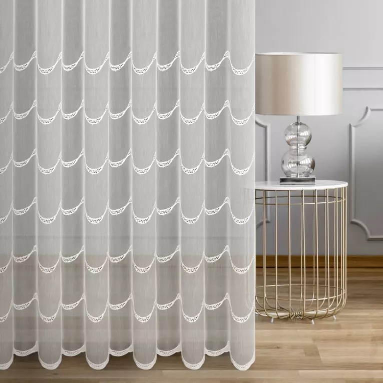 Firana szyta na taśmie 8 cm naturalna z matowej tkaniny ozdobiona eleganckim, ażurowym haftem