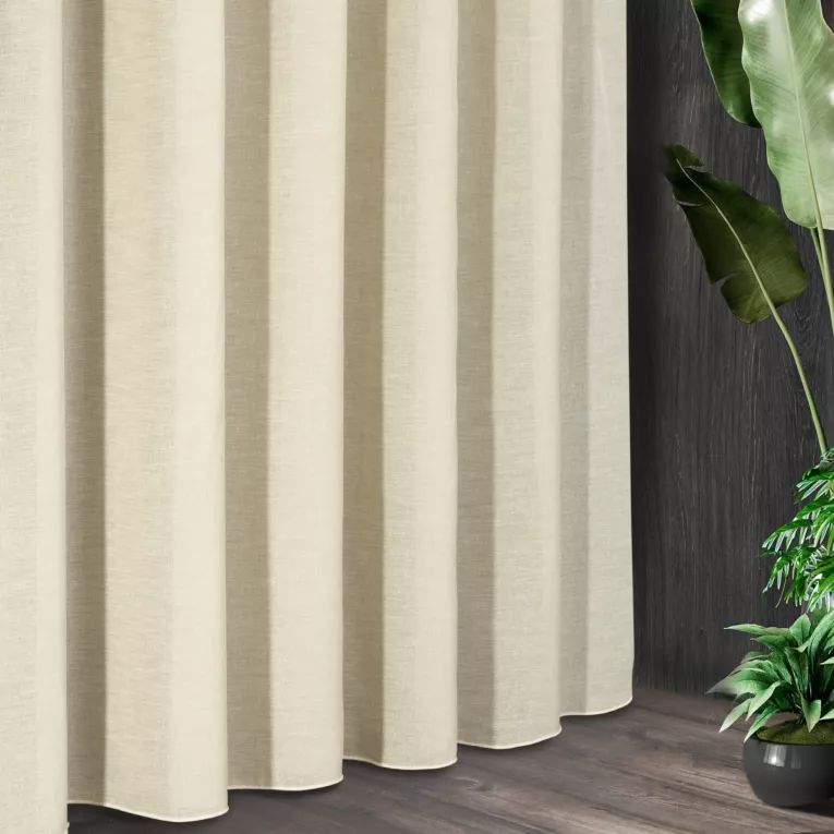 Tkanina firanowa z etaminy zdobiona delikatną błyszczącą nicią  zakończona szwem obciążającym Eurofirany