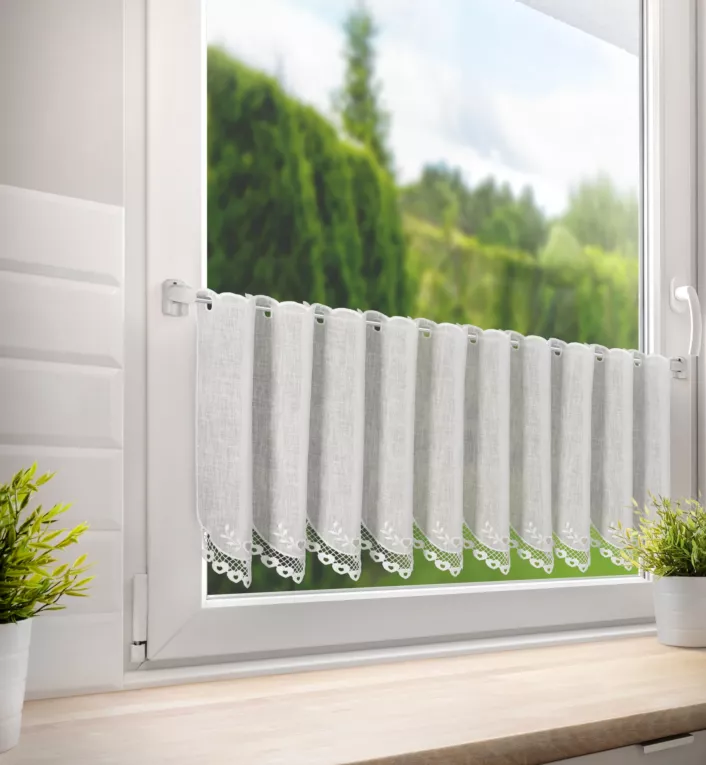 Tkanina firanowa zazdrostka z etaminy zdobiona ażurowym haftem Eurofirany