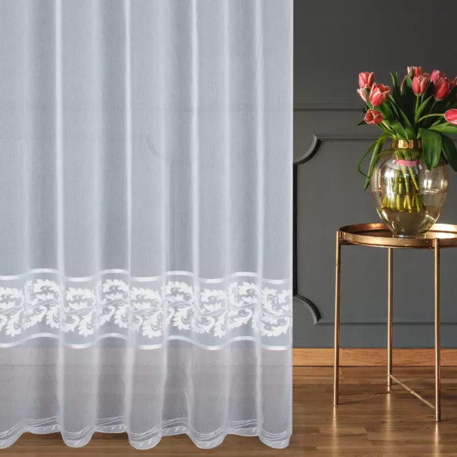 Firana szyta na tunelu biała z cienkiej matowej etaminy z szenilowym haftem i błyszczącą nicią
