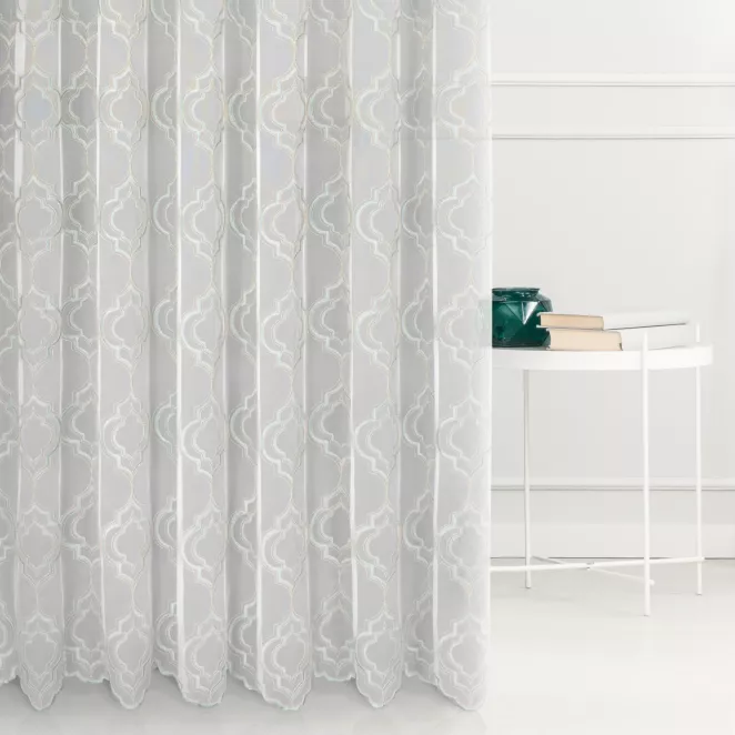 Firana szyta na taśmie fala LAVISH kremowo turkusowa z delikatnej tkaniny haftowanej grubą kordonkową nicią