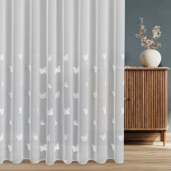 Firana szyta na taśmie 5 cm biała z miękkiej tkaniny z efektem deszczyku, zdobionej haftem w kształcie motyli