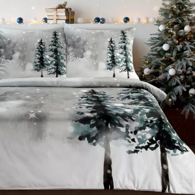 Pościel świąteczna 140x200 cm z satyny bawełnianej, kolor jasnoszary, biały zdobiona nadrukiem zimowego krajobrazu FOREST Eurofirany