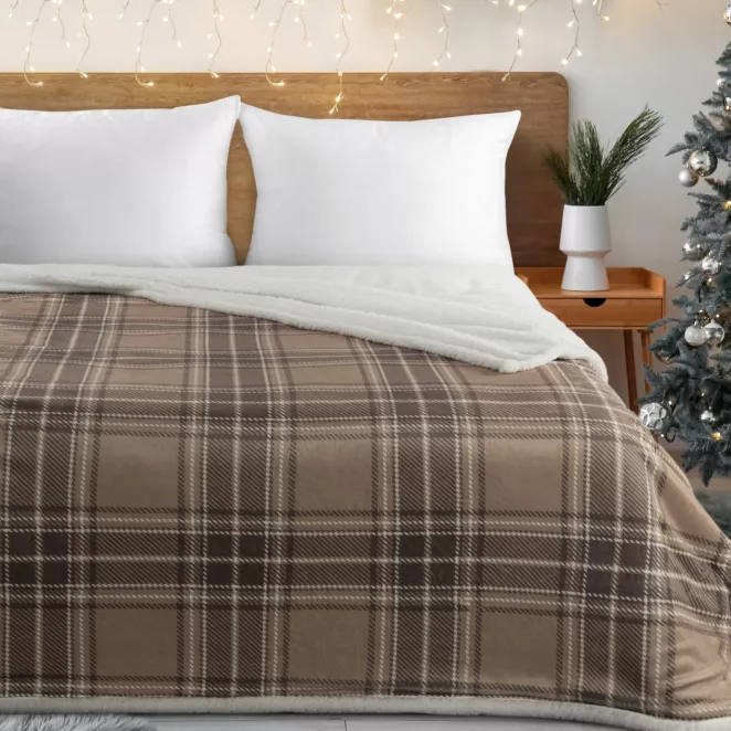 Koc świąteczny 150x200 cm beżowo, biały dwustronny zdobiony nadrukiem szkockiej kraty Eurofirany