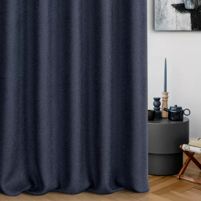 Zasłona szyta na tunelu granatowa z tkaniny o naturalnym splocie w stylu eko