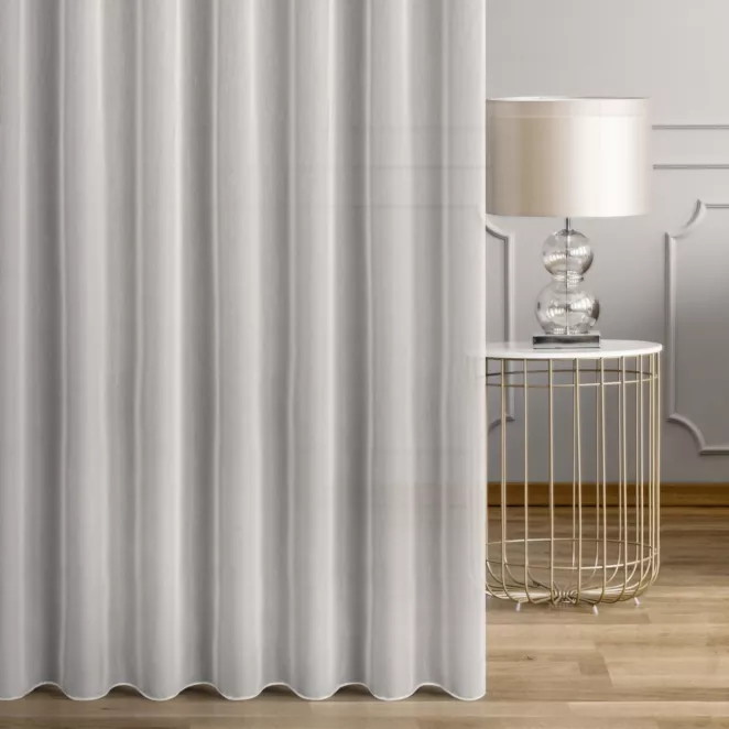 Firana szyta na taśmie fala biała z miękkiej, delikatnie połyskujacej tkaniny, wykończonej obciążnikiem