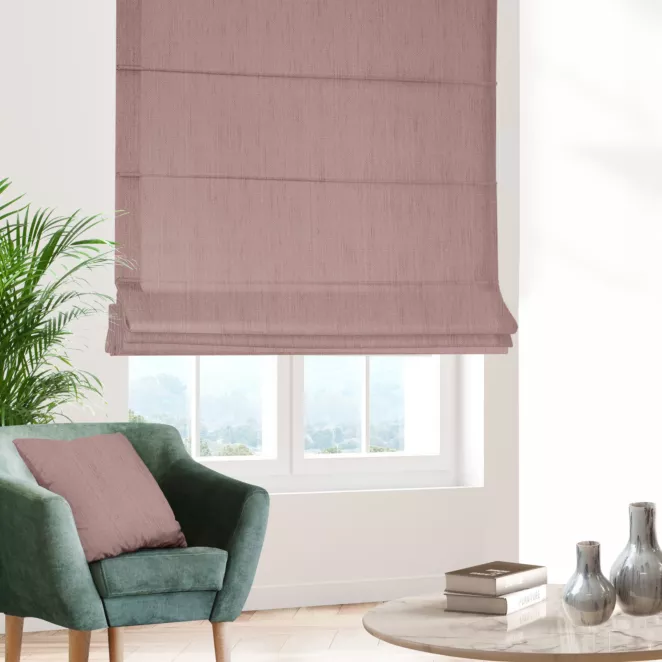 Roleta rzymska pudrowo różowa z miękkiej, matowej tkaniny w stylu eko o naturalnym splocie