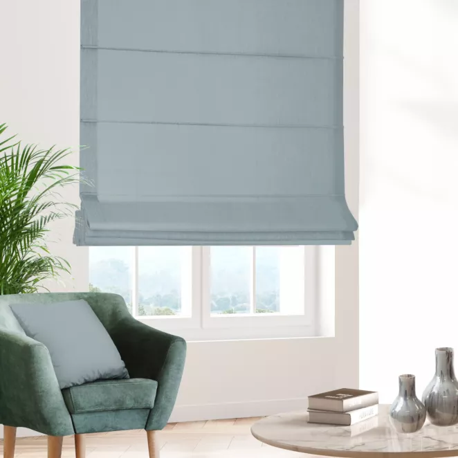 Roleta rzymska jasnoniebieska z miękkiej tkaniny w drobny wzór jodełkowy