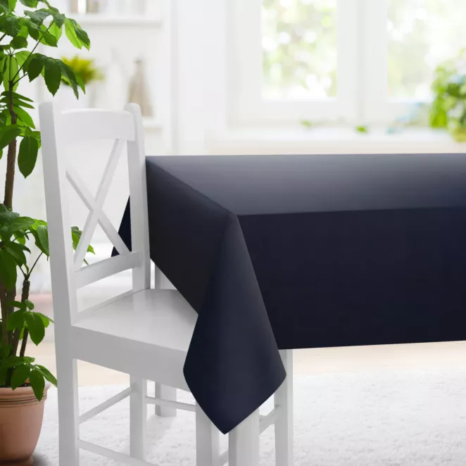 Obrus szyty ADESSA granatowy z miękkiej tkaniny o welurowej strukturze