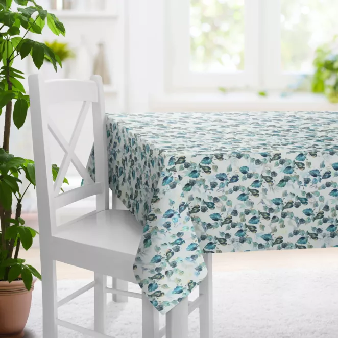 Obrus szyty niebiesko zielony z tkaniny o naturalnym splocie z drukowanym wzorem liści