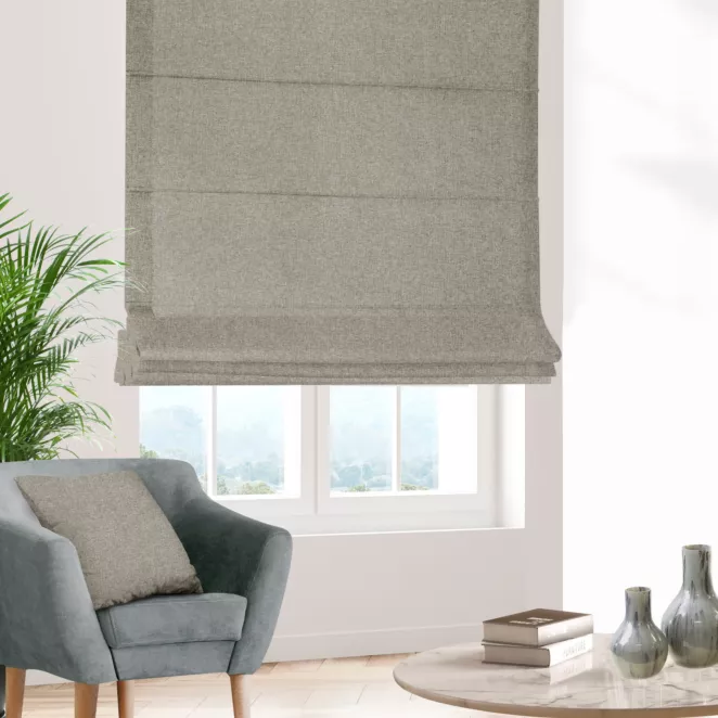 Roleta rzymska kremowa z tkaniny trudnopalnej, zaciemniającej, typu blackout z efektem melanżu