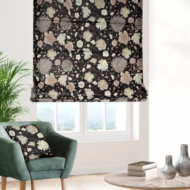 Roleta rzymska czarno beżowa z miękkiej, welwetowej tkaniny, z nadrukowanym dużym wzorem kwiatowym