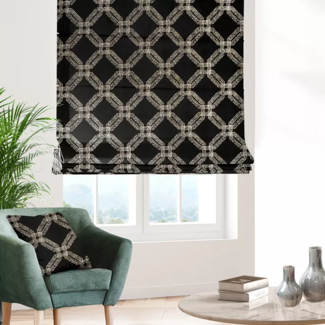Roleta rzymska czarna z tkaniny welwetowej z geometrycznym błyszczącym nadrukiem