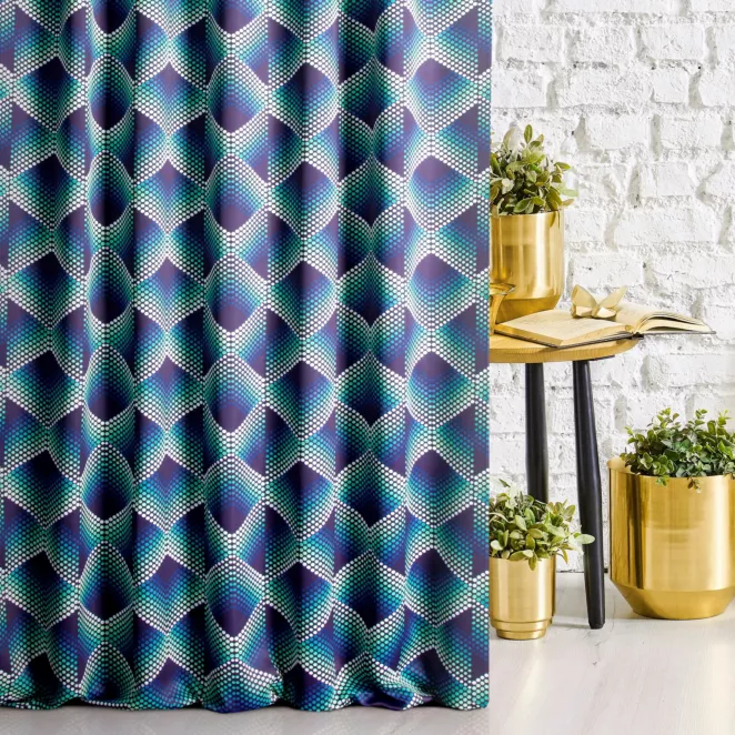Zasłona szyta na taśmie fala VERSO wielokolorowa z miękkiej tkaniny typu blackout drukowanej w geometryczny wzór