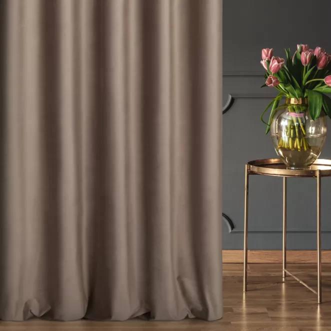 Zasłona szyta na flexach jasnobrązowa z miękkiej półmatowej tkaniny welwetowej
