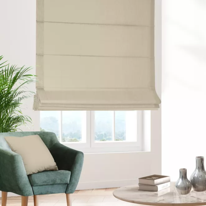 Roleta rzymska ciemnobeżowa z gładkiej tkaniny zaciemniającej typu dimout wykończona obciążnikiem