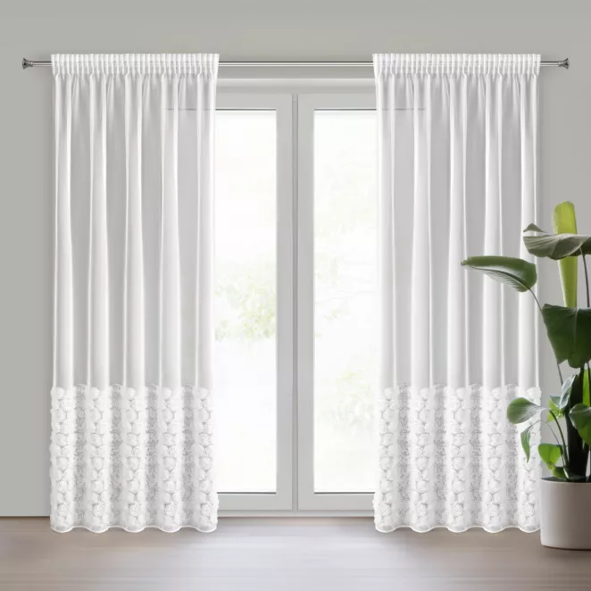 Firana z siateczki biała zdobiona pasem aplikacji róż 3D 140x270 cm taśma ROSES Eva Minge Eurofirany