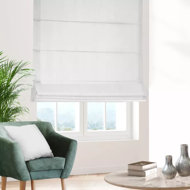 Roleta rzymska jasnoszara z miękkiej tkaniny w drobny wzór jodełkowy