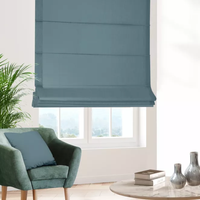 Roleta rzymska niebieska z gładkiej tkaniny typu blackout