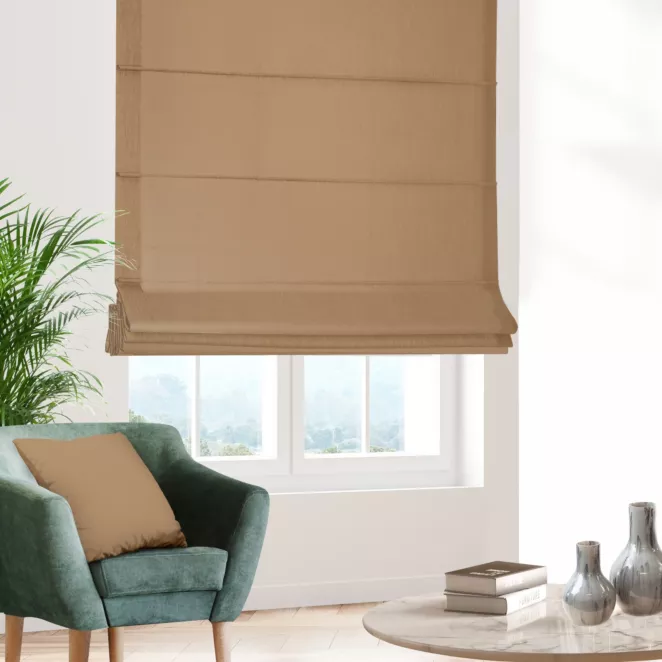 Roleta rzymska ciemnobeżowa z gładkiej zaciemniającej tkaniny typu dimout