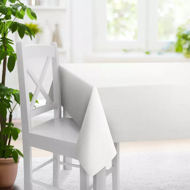 Obrus szyty srebrny z tkaniny strukturalnej z delikatnym połyskiem