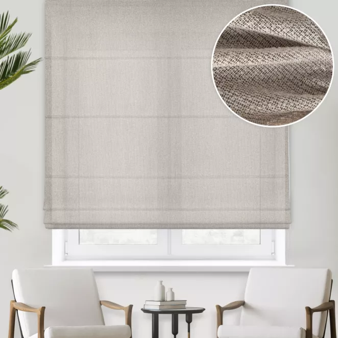 Roleta rzymska beżowa lekko połyskująca z efektem bukli, wykończona obciążnikiem