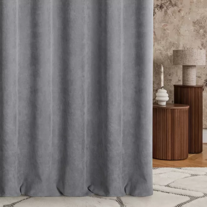 Zasłona szyta na flexach stalowo popielata z dwustronnej tkaniny zaciemniającej 100% blackout, o strukturze weluru