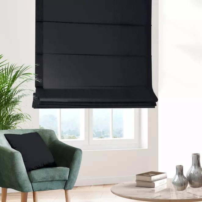 Roleta rzymska granatowa z gładkiej tkaniny zaciemniającej typu dimout