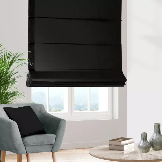Roleta rzymska czarna z gładkiej tkaniny zaciemniającej typu dimout