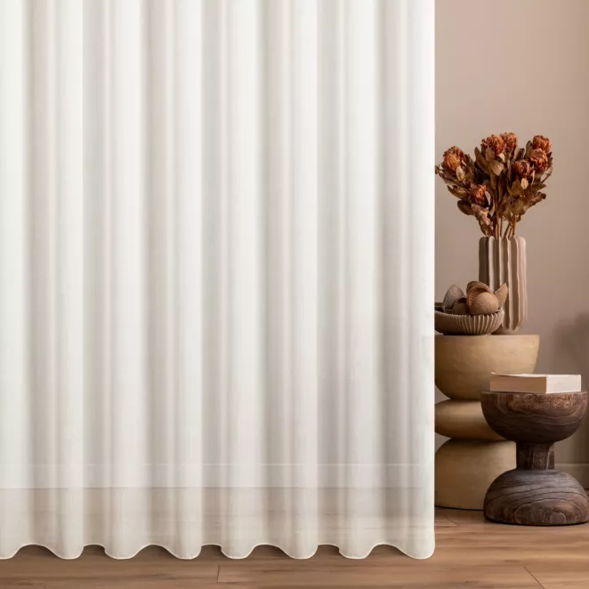 Firana szyta na taśmie fala naturalna z tkaniny o drobnym, wyraźnym splocie, wykończona obciążnikiem