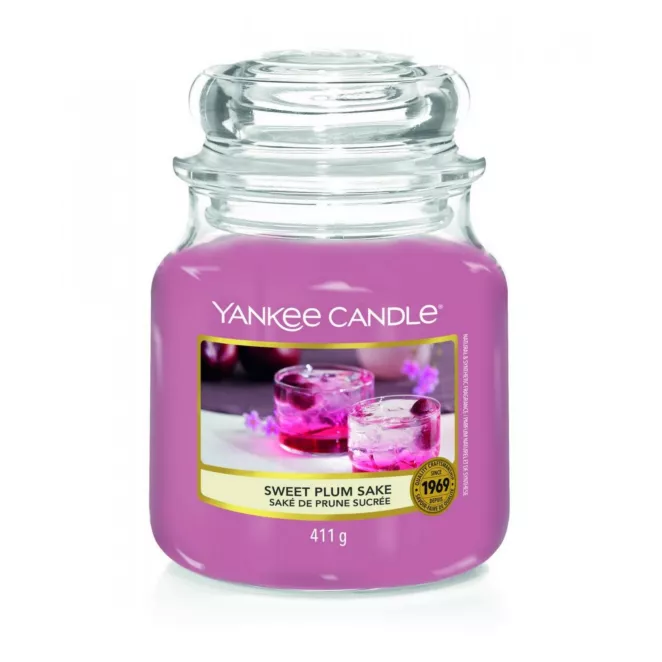 Średnia świeca zapachowa w szklanym słoiku z pokrywką YANKEE CANDLE o zapachu  Sweet Plum Sake