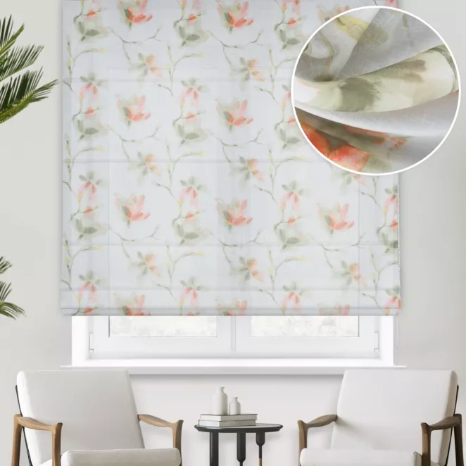 Roleta rzymska kremowo pomarańczowa z miękkiej tkaniny o lekkim splocie, pokryta modnym, botanicznym nadrukiem, wykończona obciążnikiem