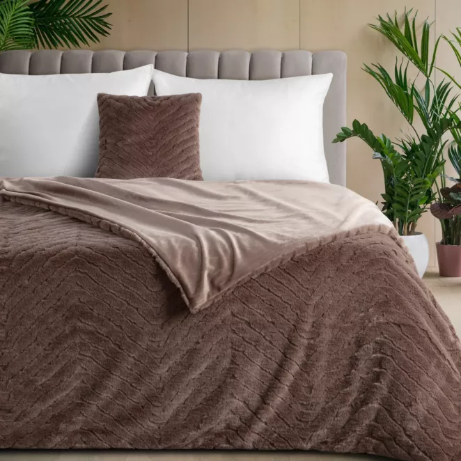 Koc 150x200 cm ciemnobeżowy, z futrzanej tkaniny zdobiona wytłaczanym efektem 3D KATE Eurofirany