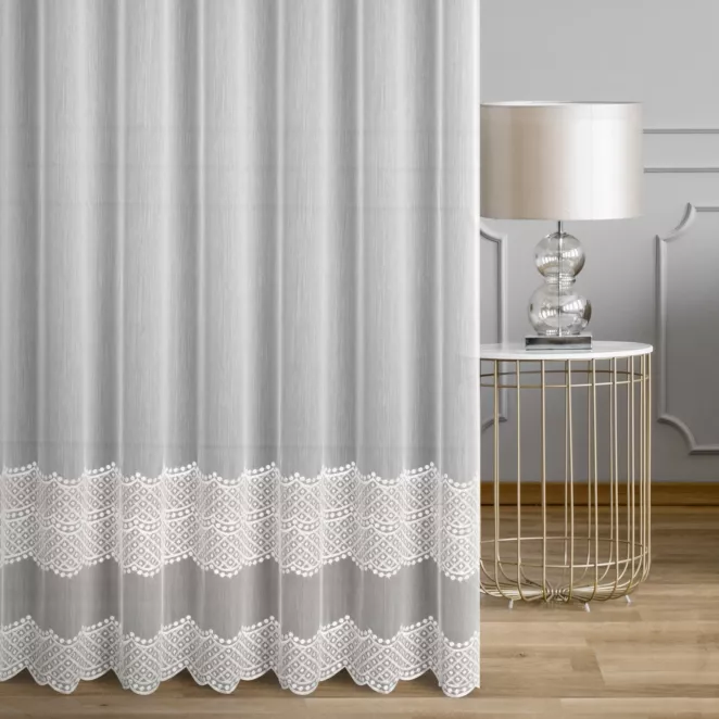 Firana szyta na przelotkach biała z tkaniny typu ADEN zdobionej haftem tworzącym dwa poziome pasy