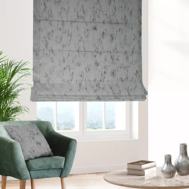 Roleta rzymska srebrno złocista z tkaniny welwetowej ze złotym marmurkowym nadrukiem