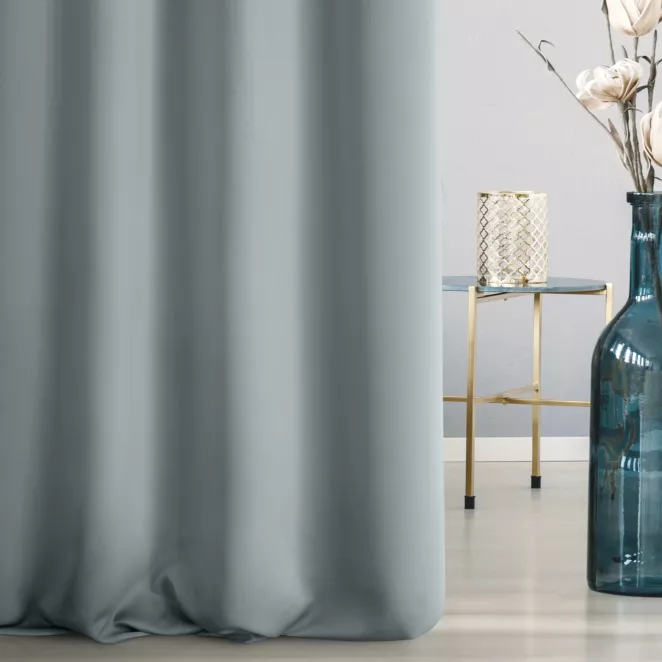 Zasłona szyta na taśmie fala jasnoniebieska z gładkiej tkaniny zaciemniającej typu dimout