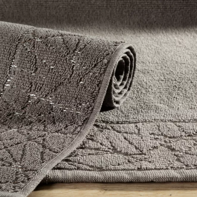Dywanik łazienkowy NIKA z bawełny z geometrycznym błyszczącym wzorem Eurofirany