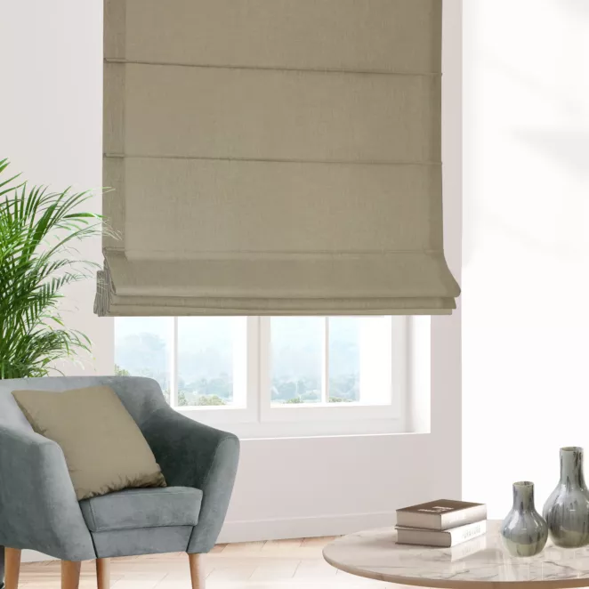 Roleta rzymska GEONOA ciemnokremowa z miękkiej tkaniny o naturalnym charakterze z widocznym ozdobnym splotem