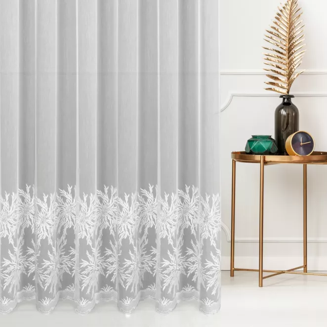 Firana szyta na przelotkach biała z kwiatowym, dwukolorowym haftem z delikatnym efektem deszczyku, zdobiona kryształkami Italissima Eva Minge