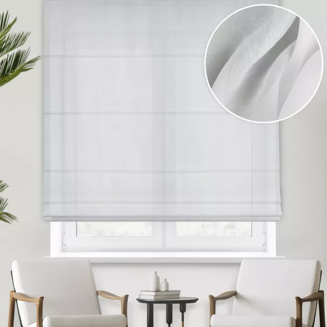 Roleta rzymska biała z lekkiej i delikatnej matowej kreszowanej krepy, wykończona obciążnikiem