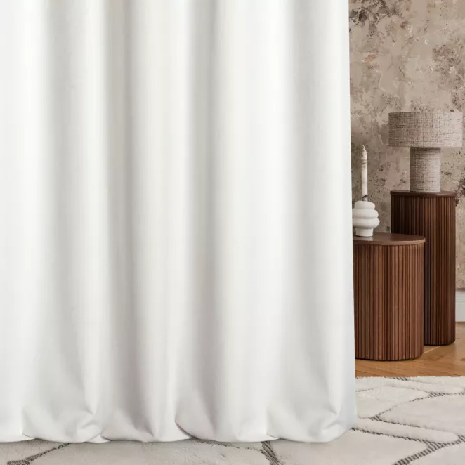 Zasłona szyta na flexach kremowo jasnosrebrna z dwustronnej tkaniny zaciemniającej 100% blackout, o strukturze weluru