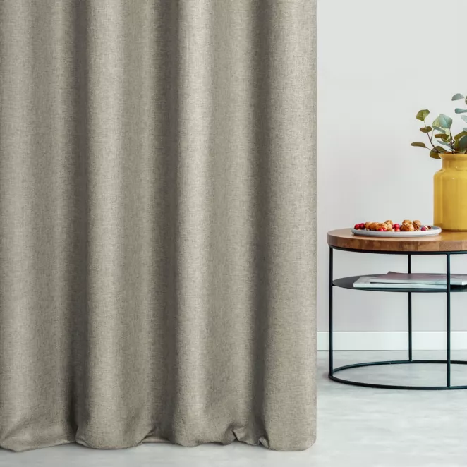 Zasłona szyta na flexach kremowa z tkaniny trudnopalnej, zaciemniającej, typu blackout z efektem melanżu