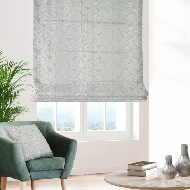 Roleta rzymska jasnokremowa z tkaniny, z geometrycznym wzorem, z dodatkiem połyskującej nici