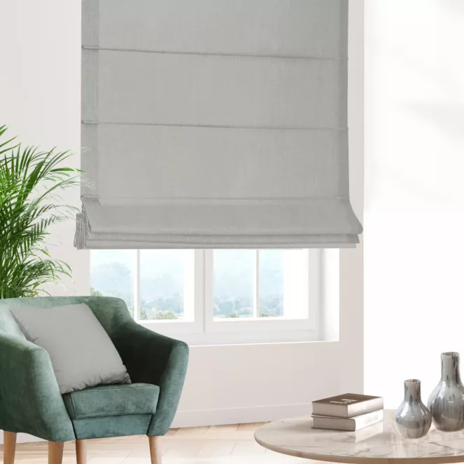Roleta rzymska srebrna z tkaniny blackout zaciemniającej w 100% o naturalnej strukturze