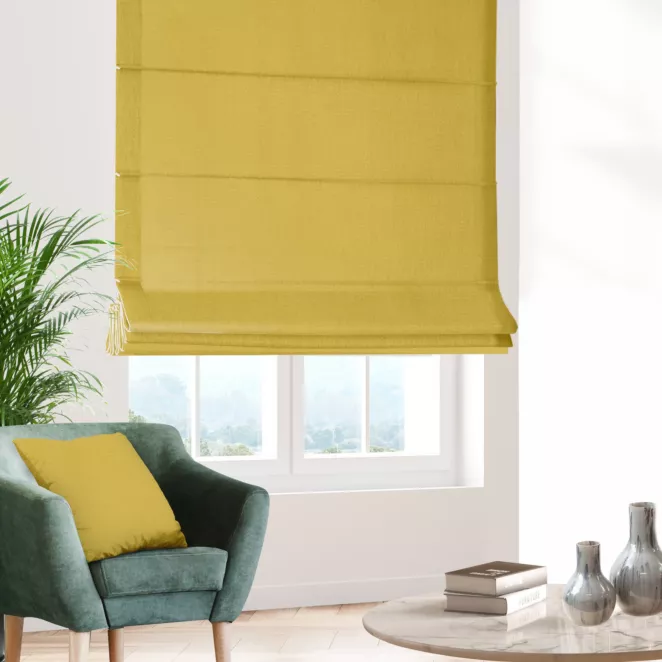 Roleta rzymska musztardowa z miękkiej, matowej tkaniny w drobny geometryczny wzór